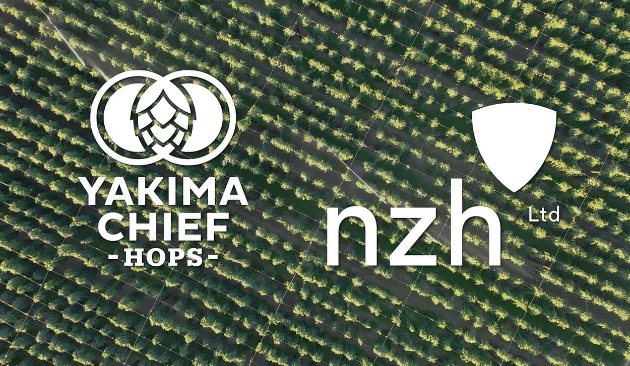 Champ de houblon frais en arrière-plan avec le logo de Yakima Chief Hops et de New Zealand Hops
