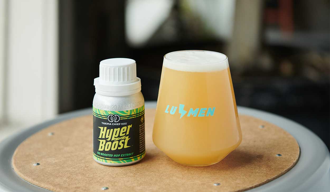 Contenant Hyperboost et bière dans un verre étiqueté lumen